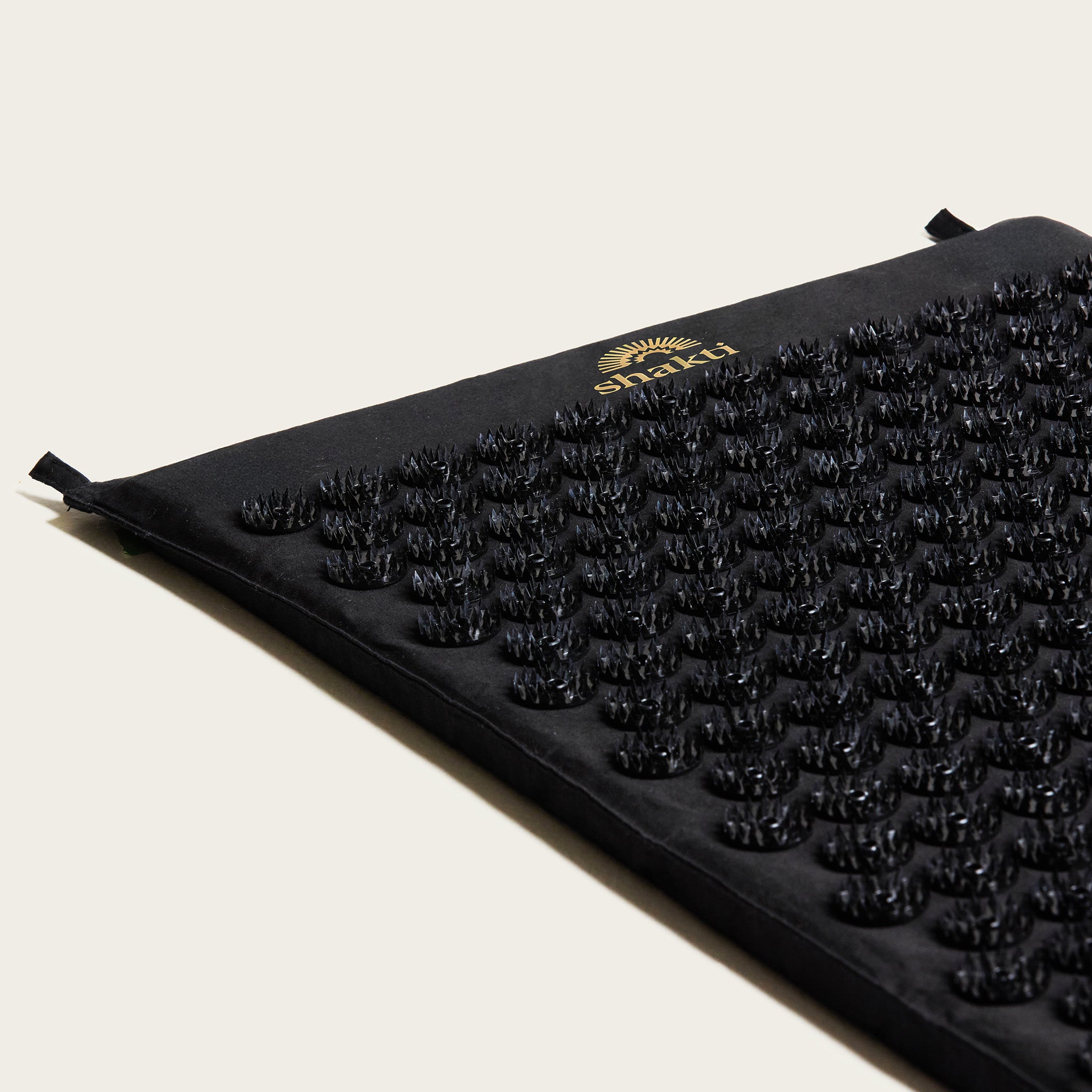 6.shakti-acupressure-mat-blissfoam-black-level-1-corner_1_28018a33-8326-4234-bdb6-5feb4581e763.jpg